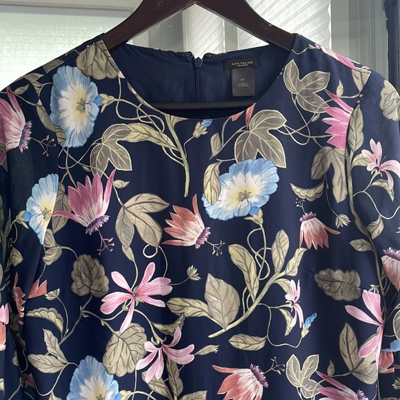 Like new floral Ann Taylor navy dress with 3/4 sleeves size 6P - Picture 4 of 4